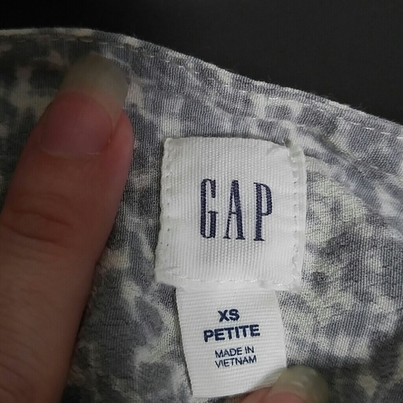 GAP bluish gray and white blouse size XSP - Picture 4 of 5